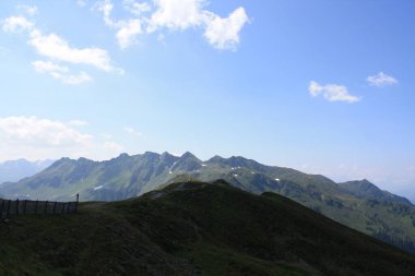 Avusturya dağlarında, Alpbach bölgesinde yürüyüş yapmak.