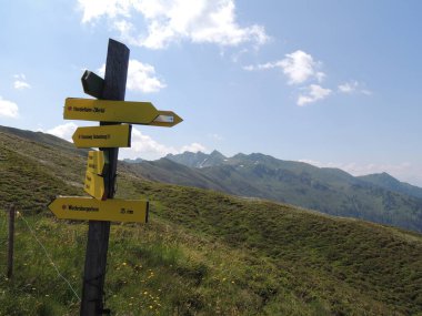 Avusturya dağlarında, Alpbach bölgesinde yürüyüş yapmak.