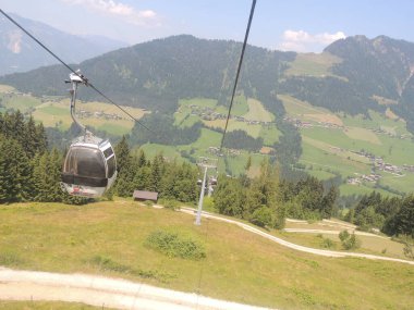 Avusturya dağlarında, Alpbach bölgesinde yürüyüş yapmak.