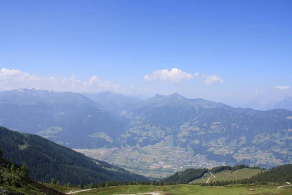 Vandring Gennem Østrigske Bjerge Alpbach Området - Stock-foto