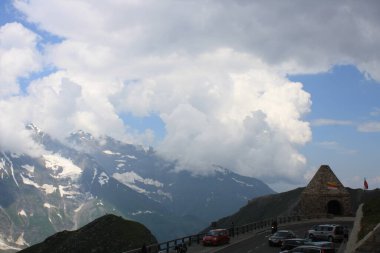 Grossglockner Yüksek Alp Yolu, Avusturya 'da bir dağ geçidi..