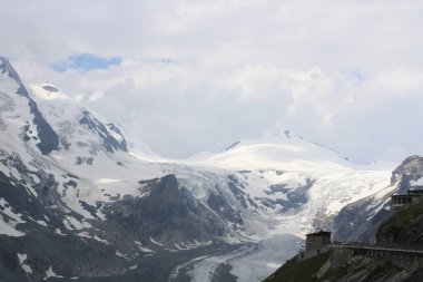 Grossglockner Yüksek Alp Yolu, Avusturya 'da bir dağ geçidi..