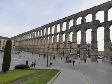 Segovia, Roma su kemeri olan güzel bir şehir. Mükemmel durumda. İspanya.