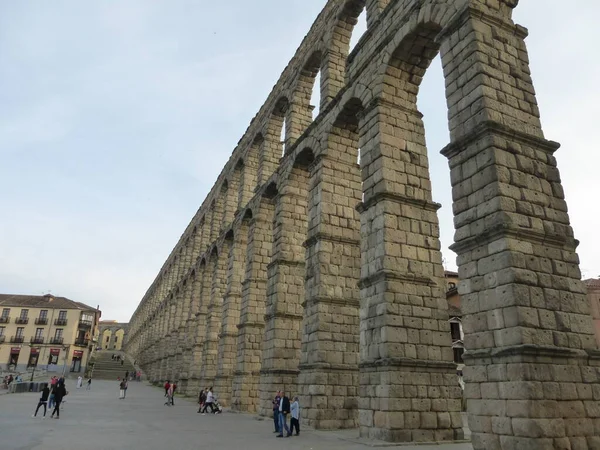 Segovia, Roma su kemeri olan güzel bir şehir. Mükemmel durumda. İspanya.