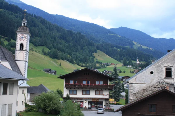 グロスカーチハイム 山のふもとに位置するオーストリアの町 — ストック写真