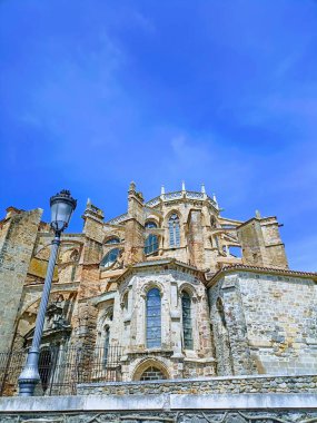 Castro Urdiales, güzel Şato-Deniz feneriyle Cantabria 'da bir kasaba..