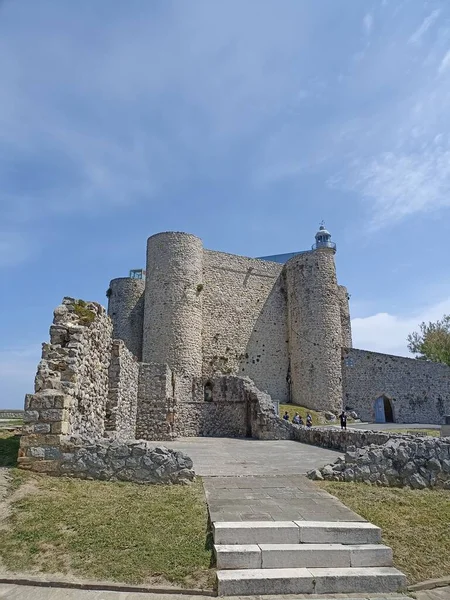 Castro Urdiales, güzel Şato-Deniz feneriyle Cantabria 'da bir kasaba..