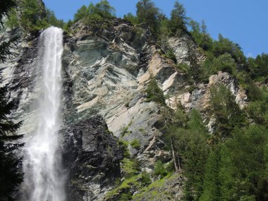 Avusturya 'nın dağlık bölgesinde Jungfernsprung şelalesi.