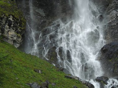 Avusturya 'nın dağlık bölgesinde Jungfernsprung şelalesi.