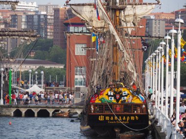 Portugalete 'de klasik ve eski tekneler sergisi. İspanya.