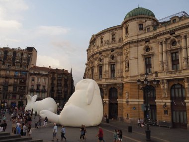 Bilbao, Biscayan başkentinde beyaz geceler. İspanya.