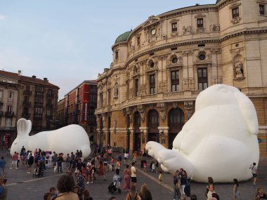 Bilbao, Biscayan başkentinde beyaz geceler. İspanya.