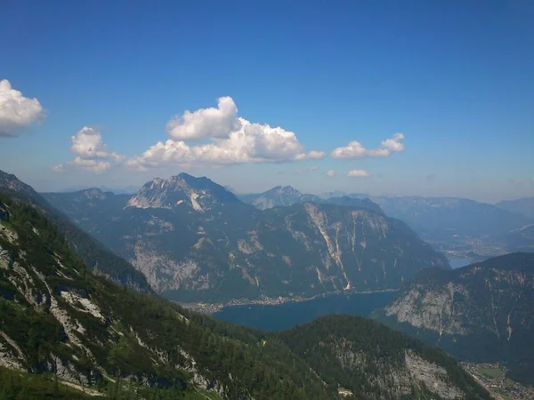 オーストリアの山々を観察する5本の指 — ストック写真
