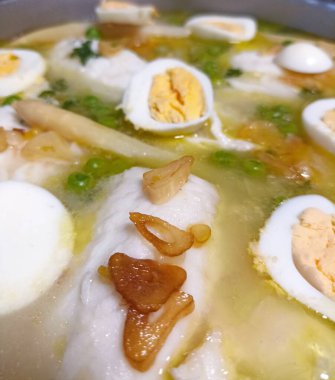 Haşlanmış yumurtalı yeşil soslu tırmık, tipik bir Bask mutfağı..