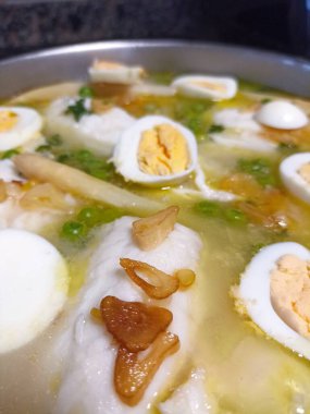 Haşlanmış yumurtalı yeşil soslu tırmık, tipik bir Bask mutfağı..