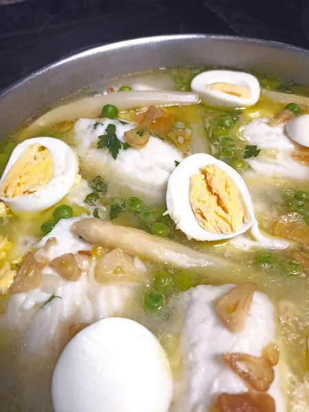 ゆで卵と緑のソースで焼く バスク料理の典型的な料理 — ストック写真