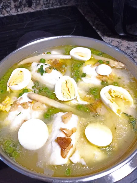 Випікайте Зеленому Соусі Вареним Яйцем Звичайною Стравою Баскської Кухні — стокове фото