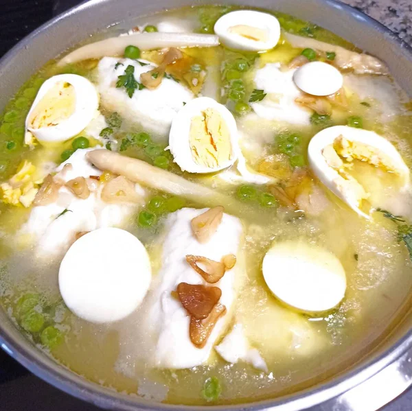 ゆで卵と緑のソースで焼く バスク料理の典型的な料理 — ストック写真