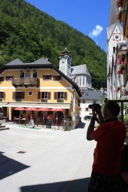 Hallstatt, güzel Avusturya kasabası Bir gölün kıyısında.