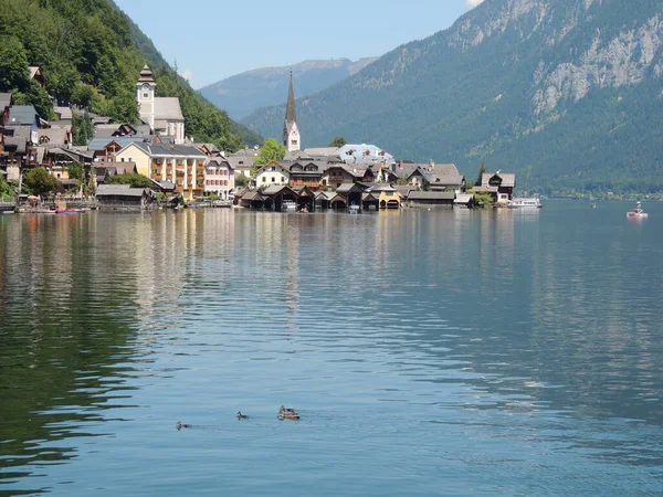 Hallstatt, güzel Avusturya kasabası Bir gölün kıyısında.