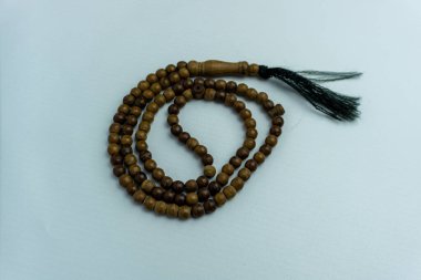 Tahta tasbih boncuklar izole edildi. İslami dua boncukları