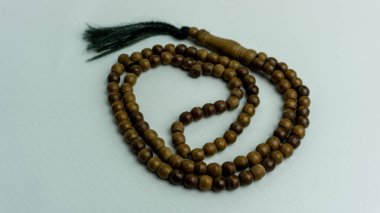 Tahta tasbih boncuklar izole edildi. İslami dua boncukları