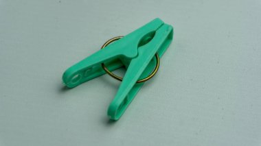 Yeşil elbise askısını veya beyaz arka planda izole edilmiş elbise iğnesini kapat