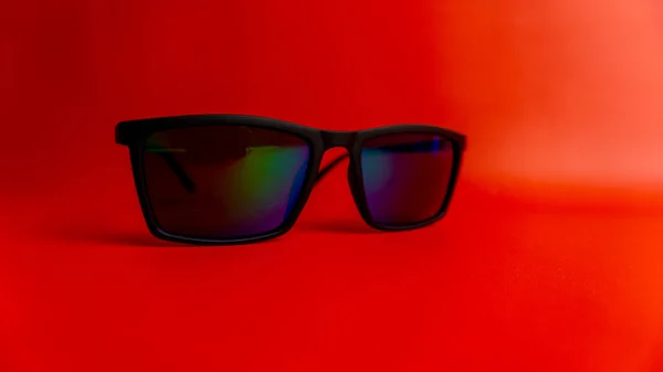 Svart Solglasögon Röd Bakgrund — Stockfoto