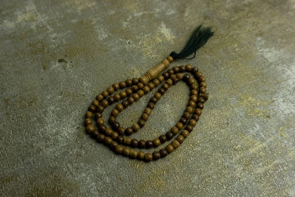 Tahta tasbih boncuklar izole edildi. İslami dua boncukları