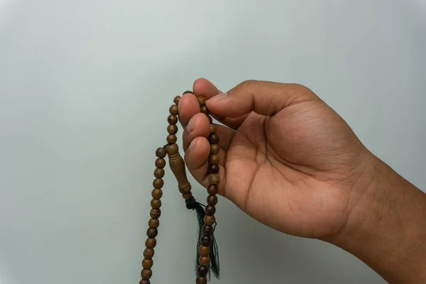 Dłoń Trzymająca Drewniane Koraliki Tasbih Izolacji Islamskie Paciorki Modlitewne Koncepcja — Zdjęcie stockowe
