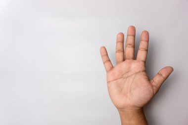 5 numaralı el işareti beyaza izole edildi. Güle güle hareketi. Beş numaralı erkek eli.
