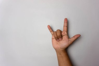 Beyaz arka planda izole edilmiş rockçı el hareketi. Kaya ve karizmanın sembolü. İşaret diliyle yaptığın jestlere bayılıyorum.