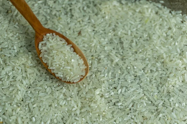 Όψη Πάνω Γωνίας Ακατέργαστου Ρυζιού Και Ξύλινης Κουτάλας Ξερό Ρύζι — Φωτογραφία Αρχείου