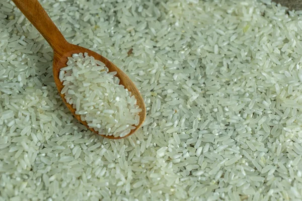 Çiğ Pirinç Tahta Kaşığın Üst Açısı Kuru Pirinç Pişmemiş Pirinç — Stok fotoğraf