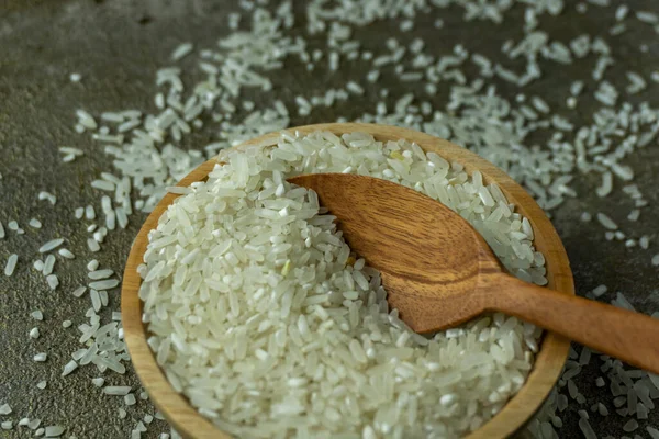 Tahta Kaşık Çatalla Ahşap Kasede Çiğ Pirinç Kuru Pirinç Pişmemiş — Stok fotoğraf