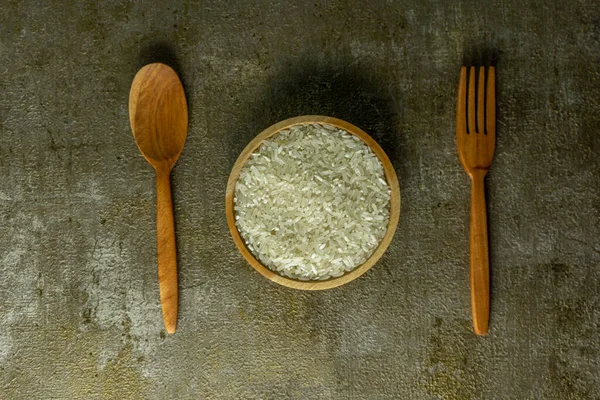 Tahta Kaşık Çatalla Ahşap Kasede Çiğ Pirinç Kuru Pirinç Pişmemiş — Stok fotoğraf