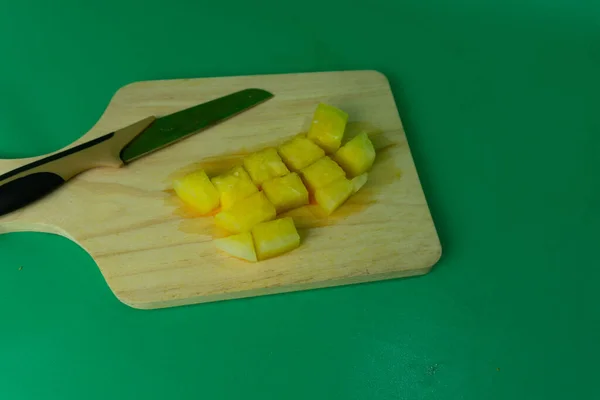 Scheiben Gelber Wassermelone Holzteller Gelbe Wassermelone Schneidet Grünem Hintergrund — Stockfoto