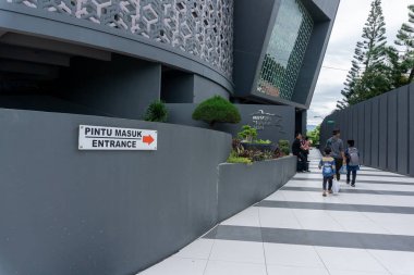 Banda Aceh, Endonezya - 29 Ocak 2023: Banda Aceh Tsunami Müzesi ziyaretçileri. 2004 'teki Aceh tsunamy trajedisi