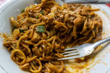 Mie Aceh adında geleneksel Endonezya yemekleri. Uskumru ve ton balığıyla karışık erişte. Mie Eungkot Suree adında geleneksel bir yemek.