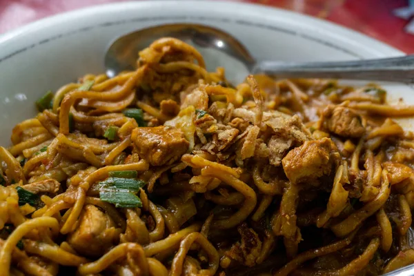Indonesisches Traditionelles Essen Namens Mie Aceh Nudeln Gemischt Mit Thunfischstücken lizenzfreie Stockfotos