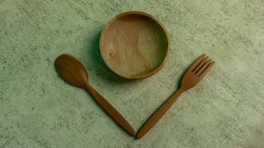 Aralıklı oruç tutma kavramı. Diyet gıda konsepti ve yağ kaybı. Tahta çatal ve kaşık