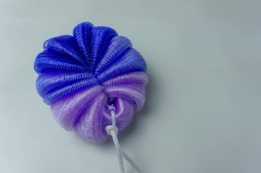 Beyaz arka tarafta banyo süngeri ya da duşlu puf. Vücut temizleyici