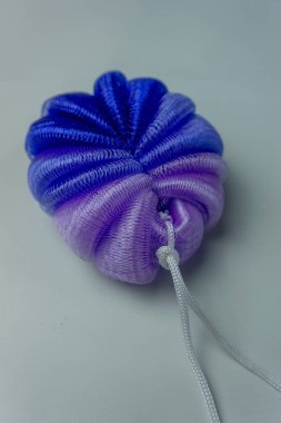 Beyaz arka tarafta banyo süngeri ya da duşlu puf. Vücut temizleyici