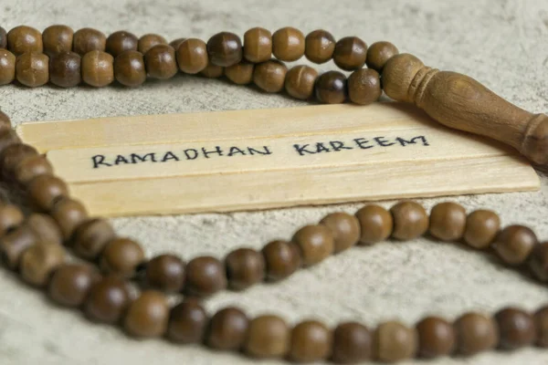 Ramadhan Kareem Text Auf Holzstab Islamische Zitate Mit Gebetsperlen Verziert — Stockfoto