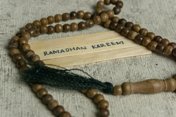 Ramadhan Kareem Text Auf Holzstab Islamische Zitate Mit Gebetsperlen Verziert — Stockfoto