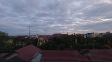 Şehrin arkasında gün batımı ya da gün doğumunun gecikmesi. Güzel gün batımı ya da otel penceresinden gün doğumu manzarası