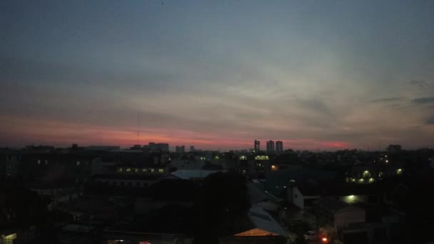 Solnedgångstiden Förfaller Bakom Staden Vacker Utsikt Över Solnedgången Från Hotellfönstret — Stockvideo