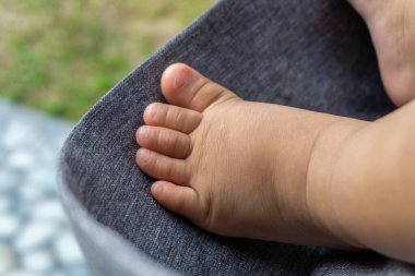 Minicik ayaklara yakın dur. Bebek arabasında bebek ayağı. Küçük çocuk, küçük ayaklar. yeni doğmuş bebek