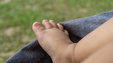 Minicik ayaklara yakın dur. Bebek arabasında bebek ayağı. Küçük çocuk, küçük ayaklar. yeni doğmuş bebek