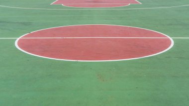 Basketbol sahası dokusu. Açık çimento basketbol potası. Mahkeme satırları